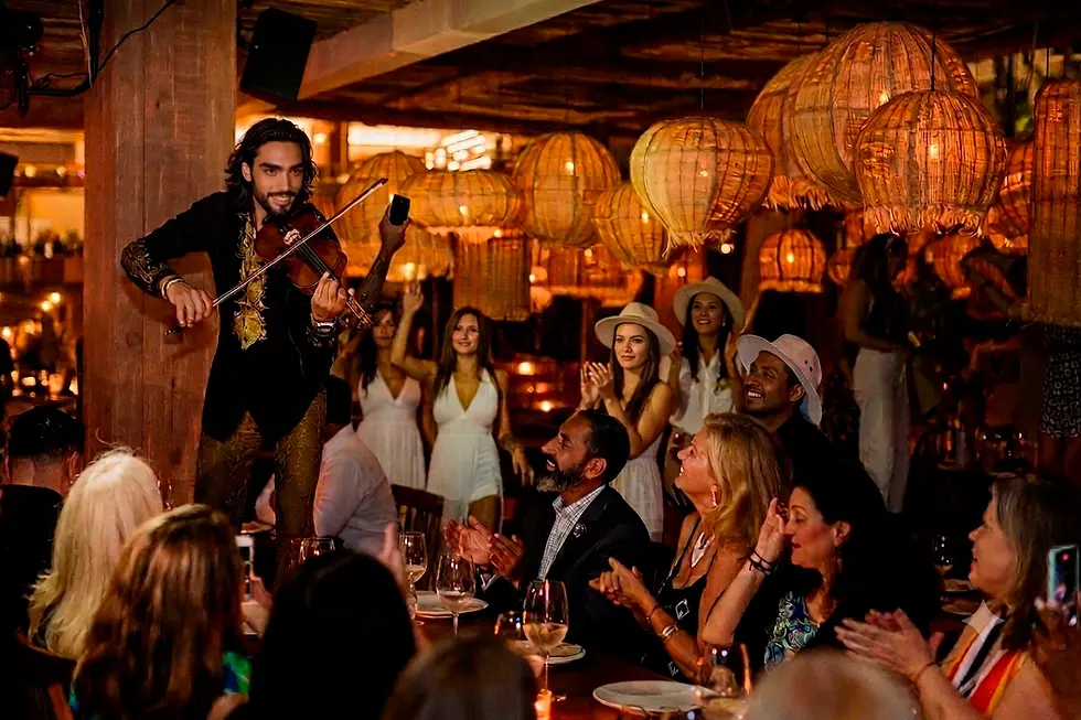 show de violinista en vivo en Taboo Restaurant Los Cabos
