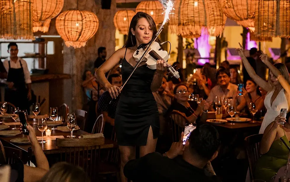 show de violinista en vivo en Taboo Restaurant